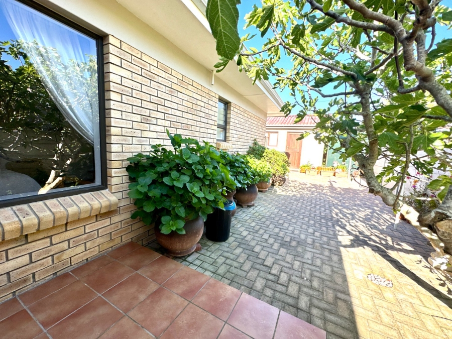 4 Bedroom Property for Sale in Fraaiuitsig Western Cape